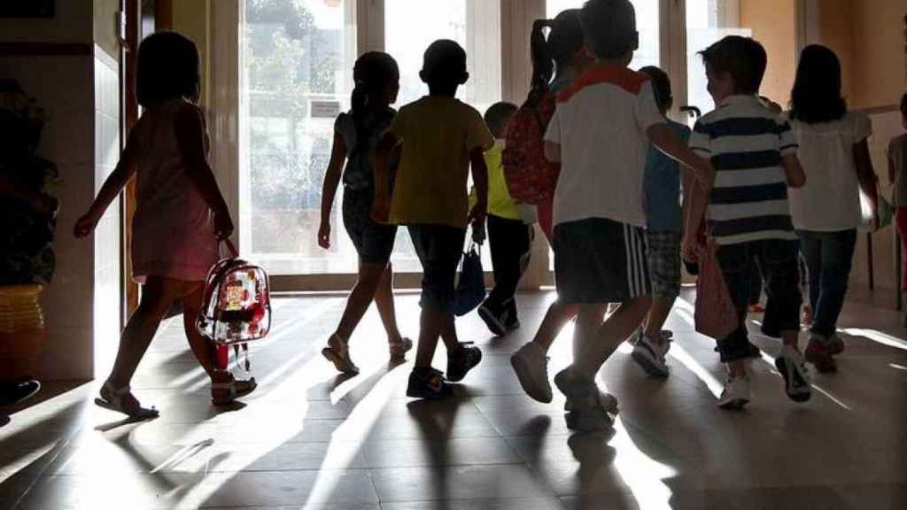 Un grupo de niños saliendo de un colegio / EFE