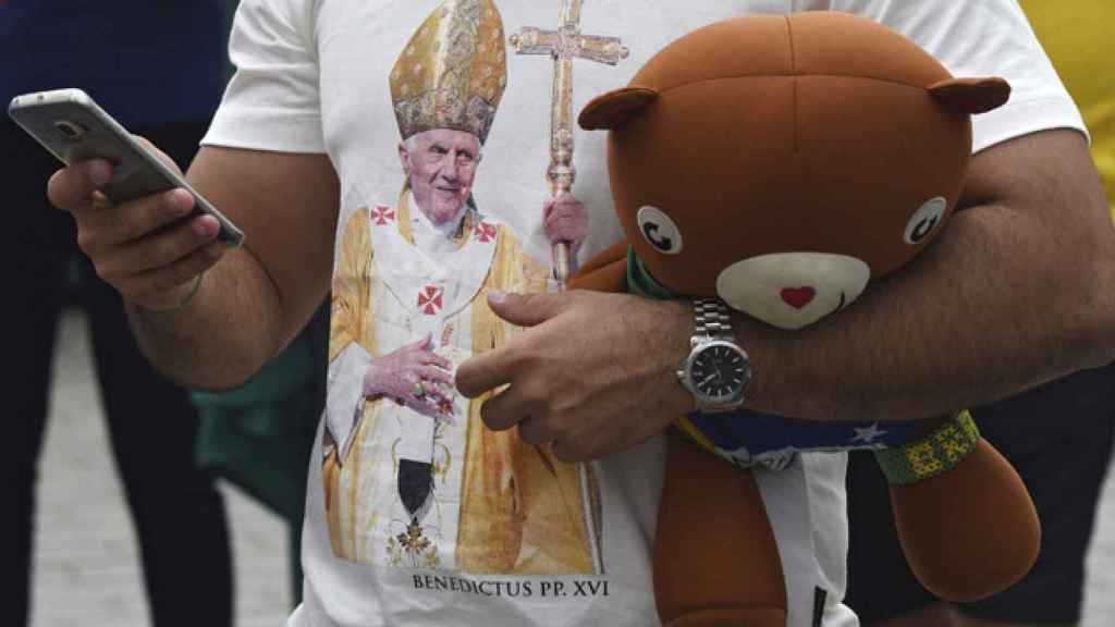 Un hombre espera la llegada del papa Francisco en Polonia.