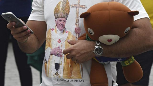 Un hombre espera la llegada del papa Francisco en Polonia.