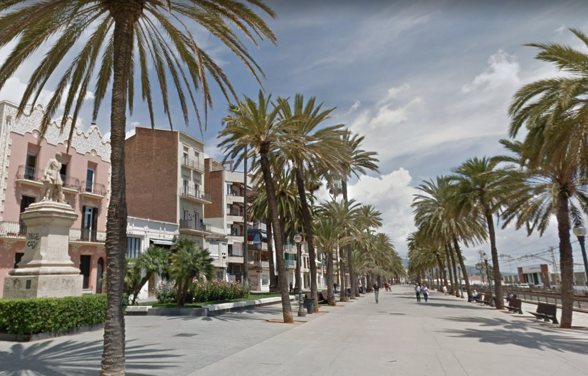 Rambla de Badalona, donde según el consistorio de la localidad se concentraron unas 100.000 personas durante las fiestas / GOOGLE STREET VIEW