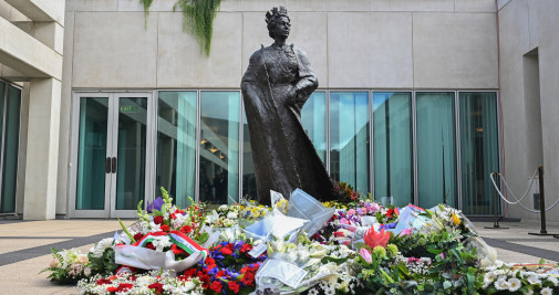 Coronas en la estatua de la reina Isabel II en la Casa del Parlamento en Canberra / EUROPA PRESS