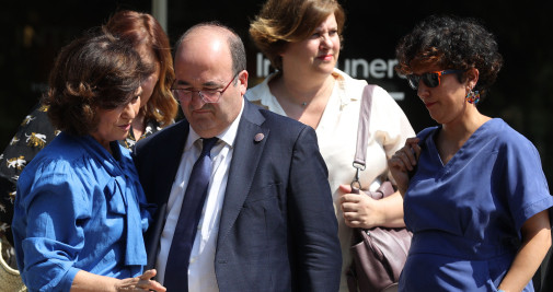 El ministro de Cultura y Deporte Miquel Iceta, y la exministra de Cultura Carmen Calvo, este lunes en el tanatorio San Isidro de Madrid, donde se encuentra instalada la capilla ardiente del exministro de Cultura y Deporte José Guirao / EFE