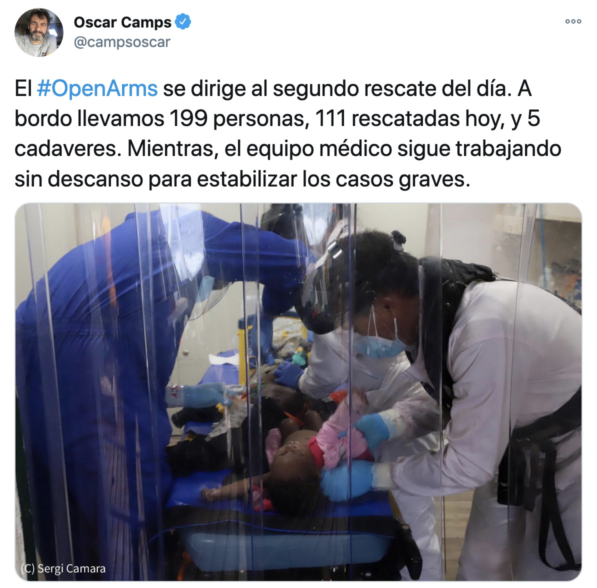 El fundador de Open Arms, Óscar Camps, informa de las operaciones de rescate / TWITTER