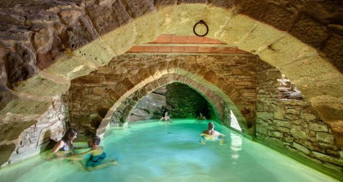 Piscina en una cueva / ESCAPADA RURAL