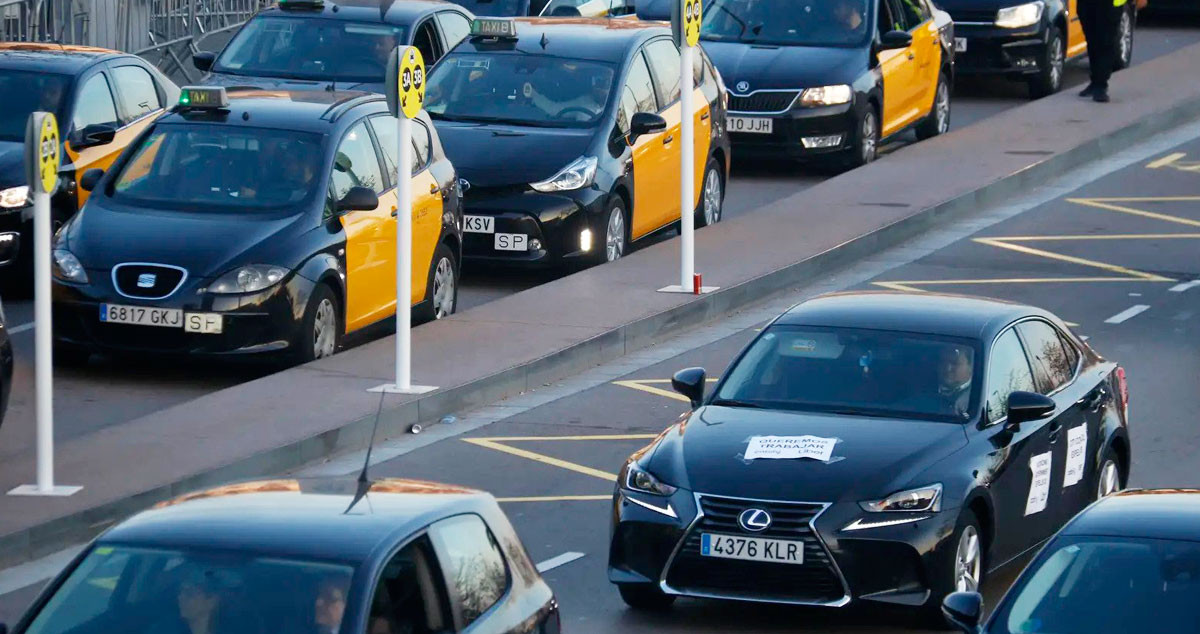 Vehículos de alquiler con conductor (VTC) en Barcelona circulando junto a taxis / CG