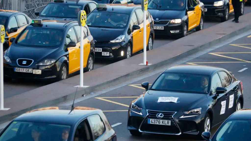 Vehículos de alquiler con conductor (VTC) en Barcelona circulando junto a taxis / CG