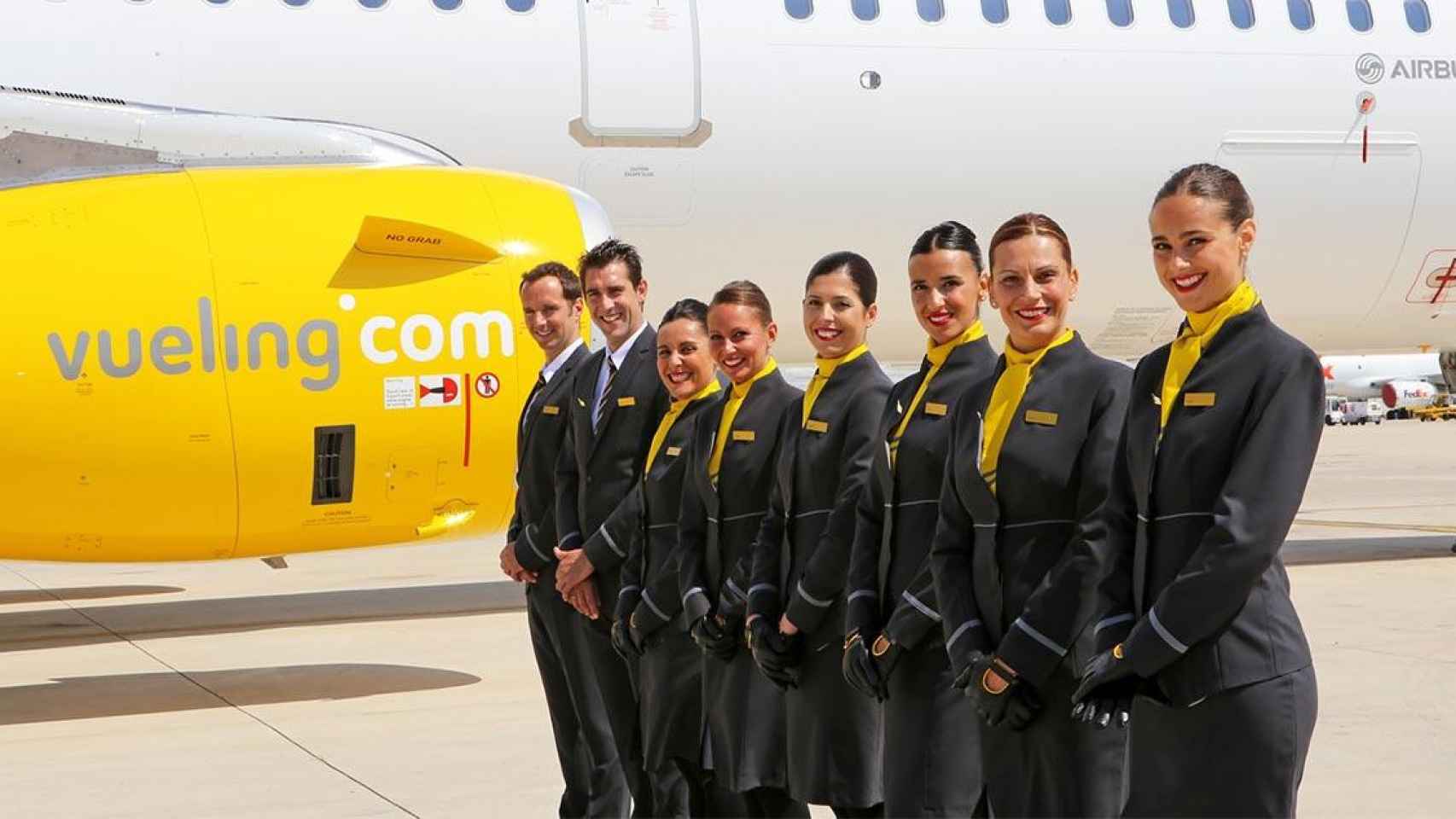 Tripulantes de cabina de Vueling junto a un avión de la aerolínea / VUELING