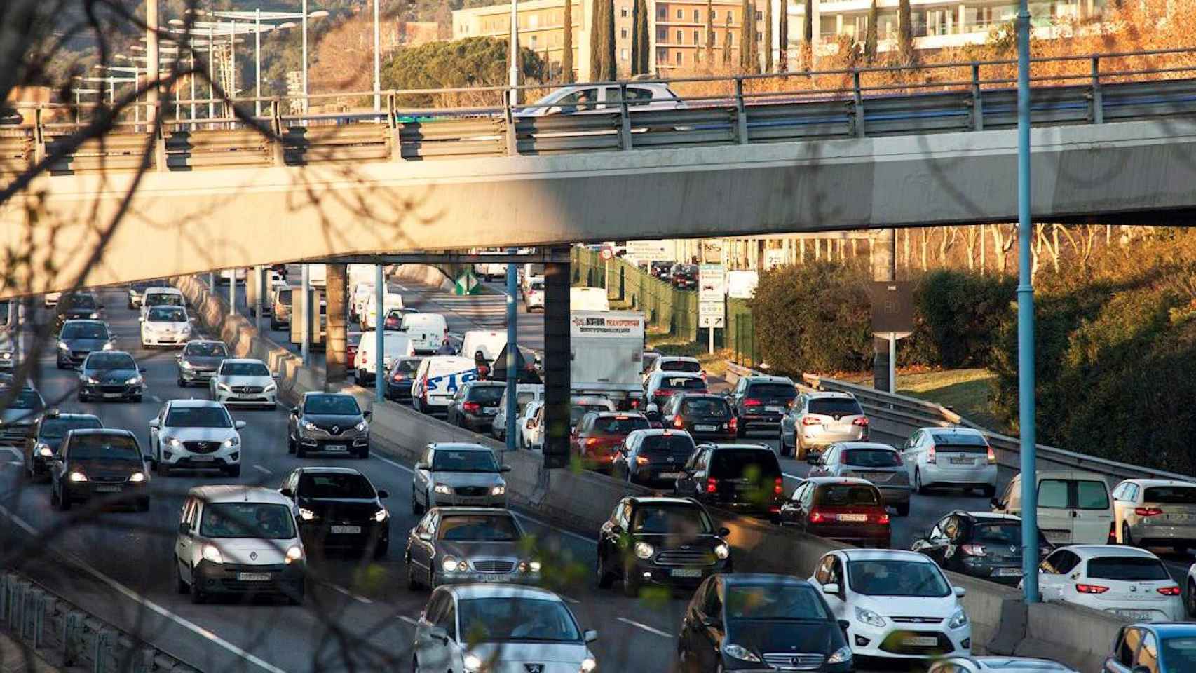 Vehículos circulando por la Ronda Litoral de Barcelona / EP