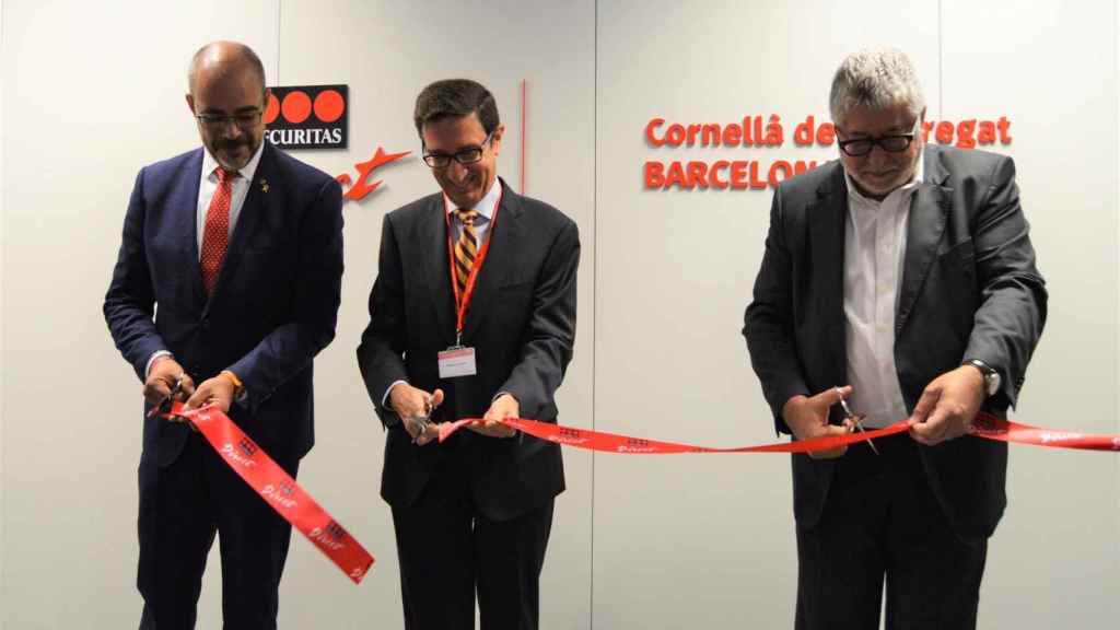 Miquel Buch, Antonio Anguita y Antonio Balmón durante la inauguración de la sede de Securitas en Cornellà / EP