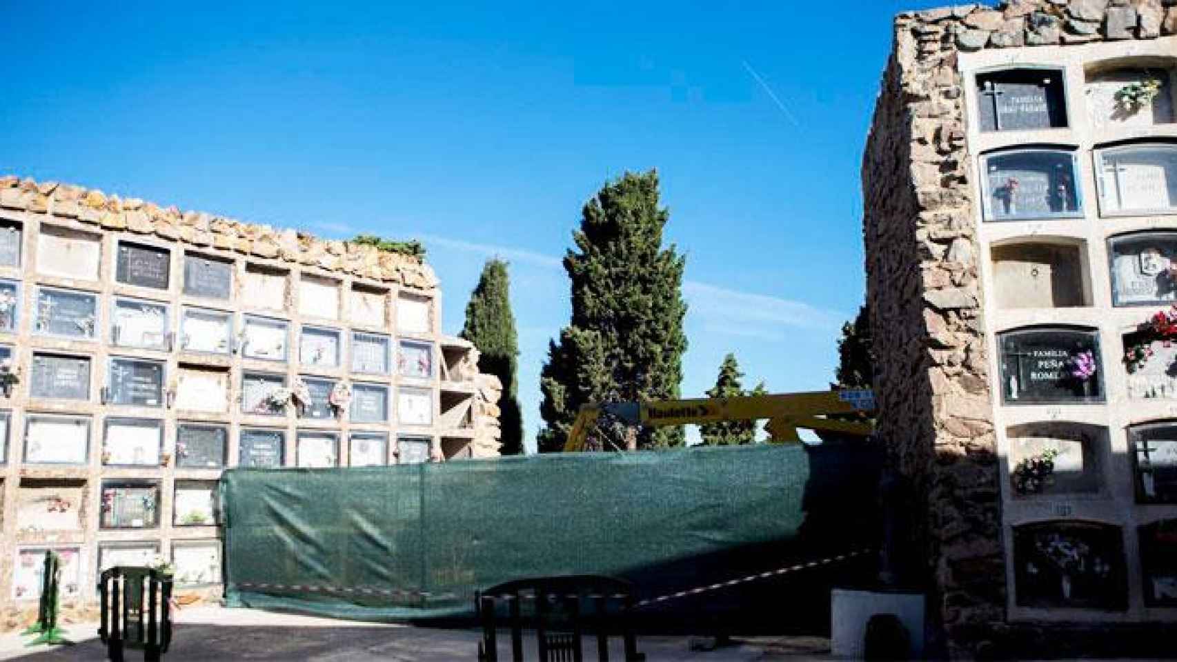 Imagen del derrumbe de 144 nichos en el Cementerio de Montjuïc de Barcelona, que se ha cobrado la 'cabeza' de Jordi Valmaña / CG