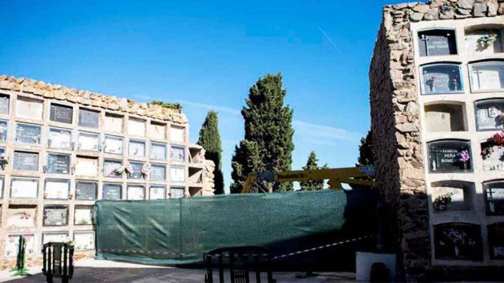 Imagen del derrumbe de 144 nichos en el Cementerio de Montjuïc de Barcelona, que se ha cobrado la 'cabeza' de Jordi Valmaña / CG