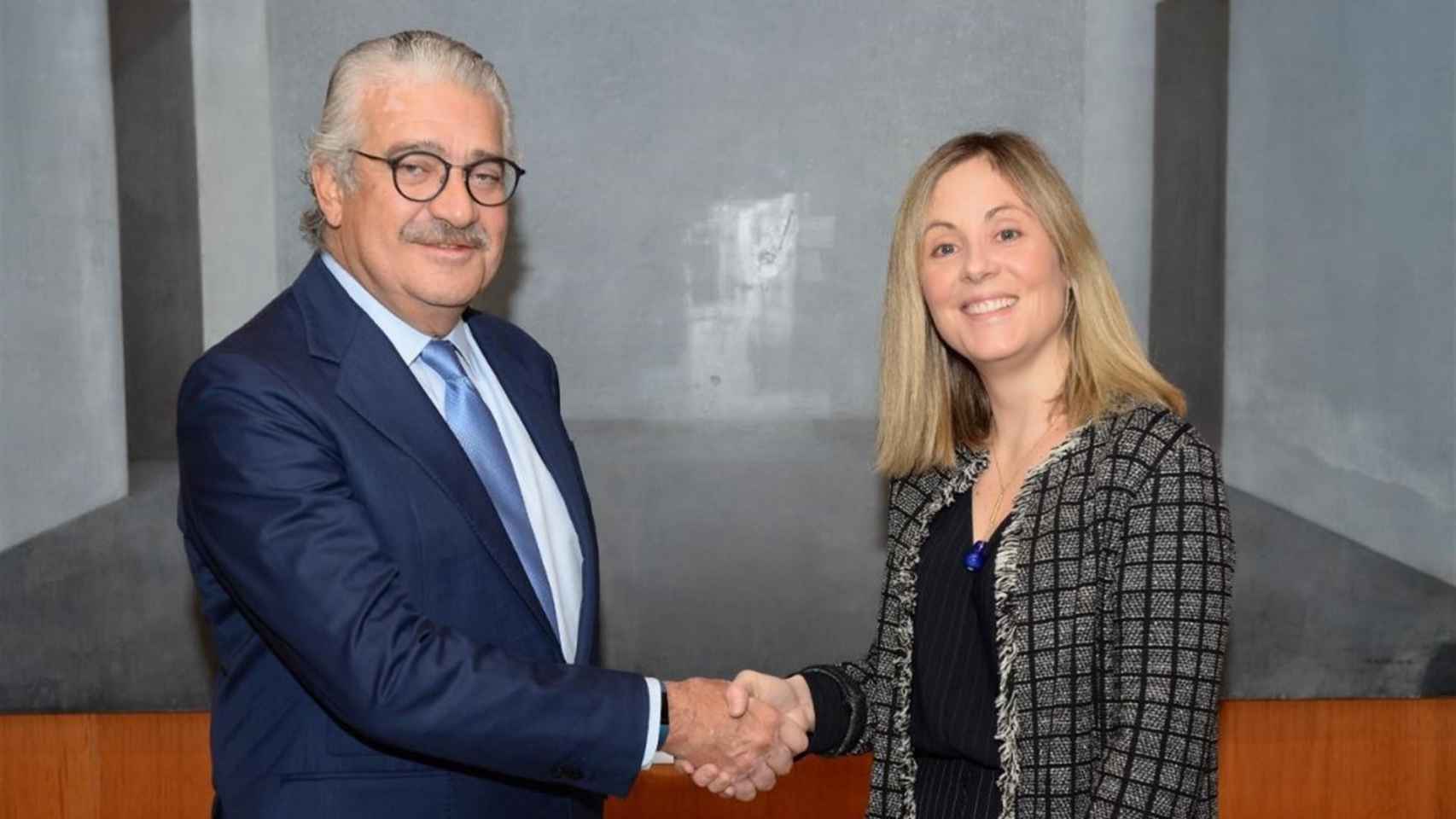 José Bogas, consejera delegado de Endesa, junto a la vicepresidenta del BEI, Emma Navarro