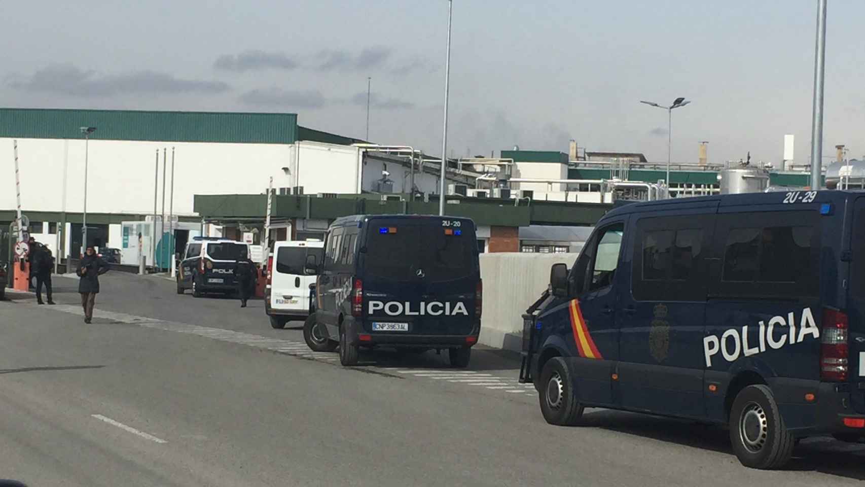 Varias furgonetas de la Policía Nacional en la puerta del matadero Le Porc Gourmet / TWITTER