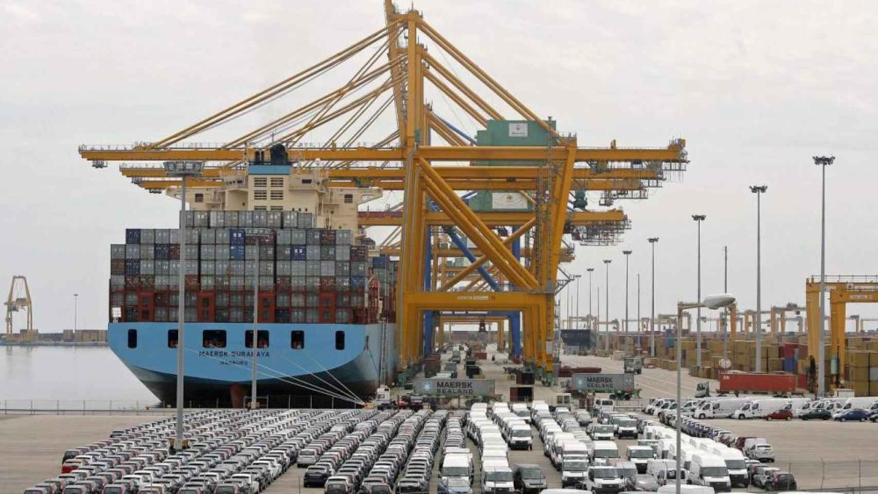 Un barco en la terminal de estiba de un puerto, en una imagen de archivo / EFE