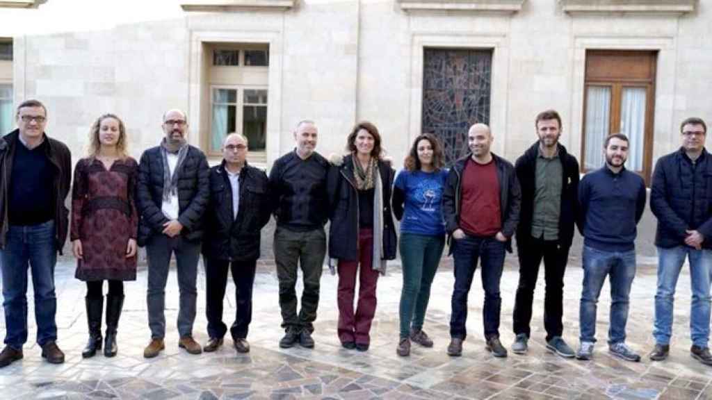 Eloi Badia (5i), concejal de Energía y Agua del Ayuntamiento de Barcelona, con sus homólogos en Badalona, Cerdanyola del Vallès, Sabadell, Santa Coloma de Gramanet, el Prat del Llobregat y Terrassa en la firma del frente de consistorios para la remunicipa