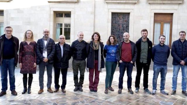 Eloi Badia (5i), concejal de Energía y Agua del Ayuntamiento de Barcelona, con sus homólogos en Badalona, Cerdanyola del Vallès, Sabadell, Santa Coloma de Gramanet, el Prat del Llobregat y Terrassa en la firma del frente de consistorios para la remunicipa