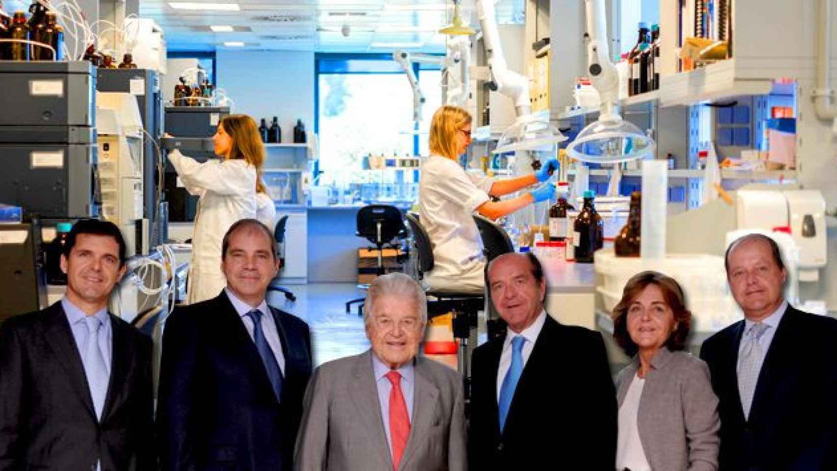 Los miembros del consejo de familia de los laboratorios Uriach --de izquierda a derecha Joaquín Uriach, Javier Uriach, Dr. Juan Uriach, Juan Uriach, Marta Uriach y Enrique Uriach-- y la sede del grupo / FOTOMONTAJE DE CG