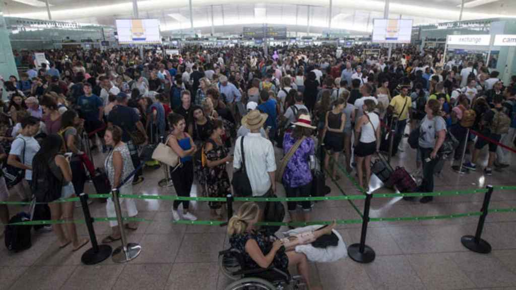 Colas en los controles de seguridad del aeropuerto de El Prat de Barcelona el domingo / EFE