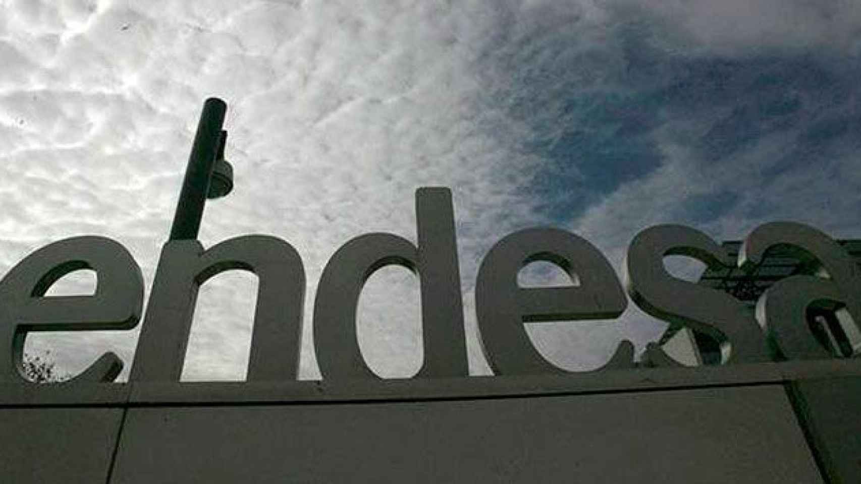 Un cartel de Endesa en una de las sedes de la compañía / EFE