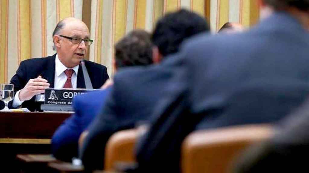 Cristóbal Montoro, ministro de Hacienda y Función Pública, durante su comparecencia a petición propia en la Comisión de Hacienda del Congreso / EFE