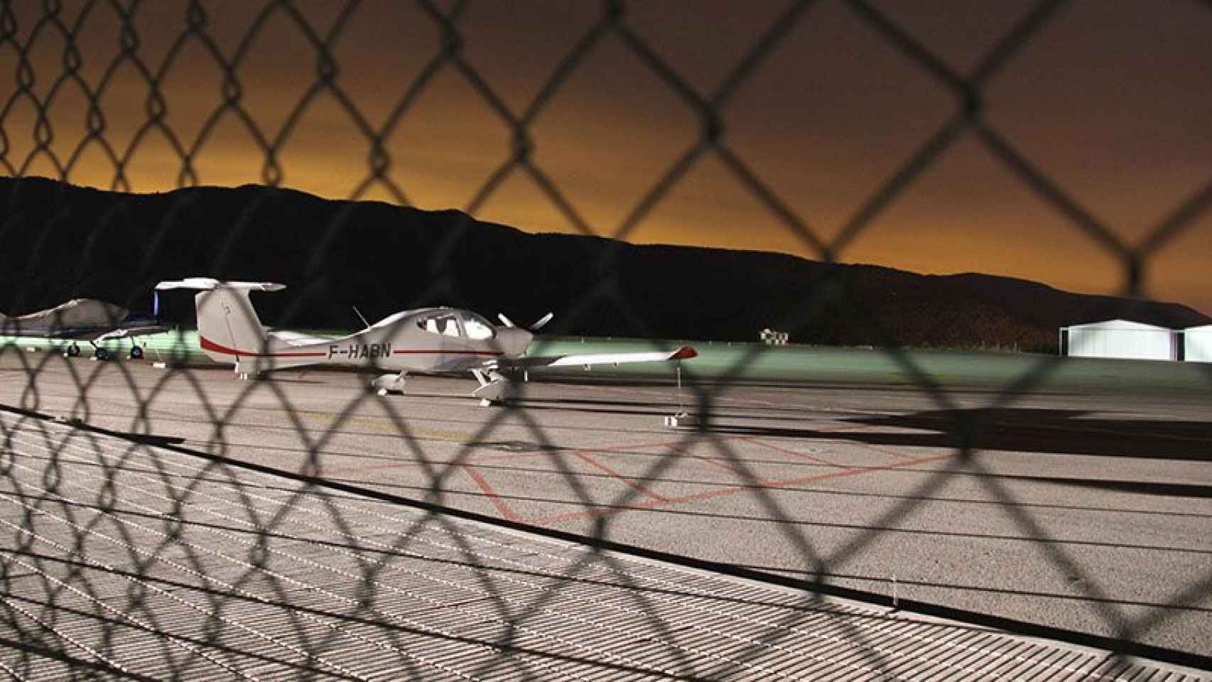 Una avioneta, en la pista del aeropuerto de Andorra-La Seu