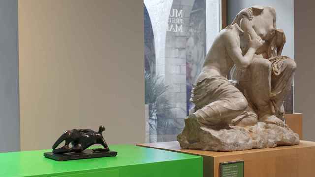 Mujer reclinada de Henry Moore guarda evidentes paralelismo con este grupo escultórico de principios de II D. C. / MUSEO MARÉS
