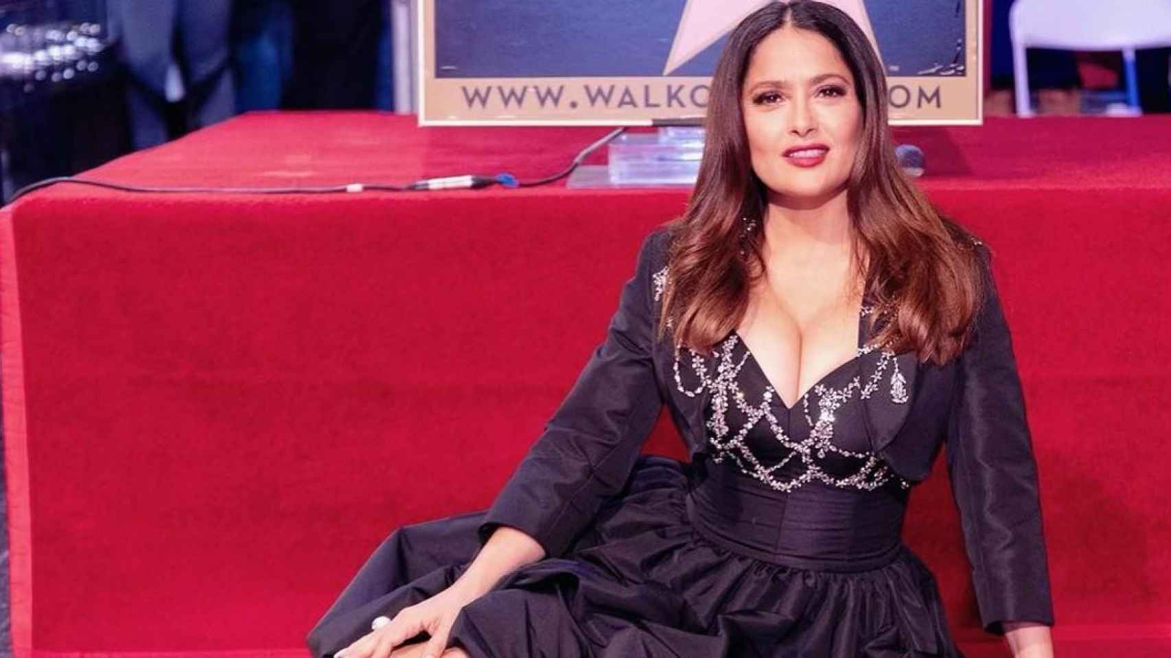 Salma Hayek posa sobre su estrella en el paseo de la fama de Hollywood /INSTAGRAM