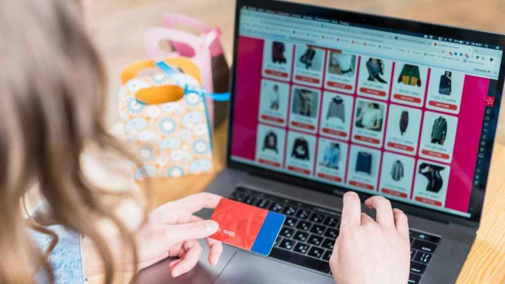 Una mujer realizando una compra por internet / Freepik