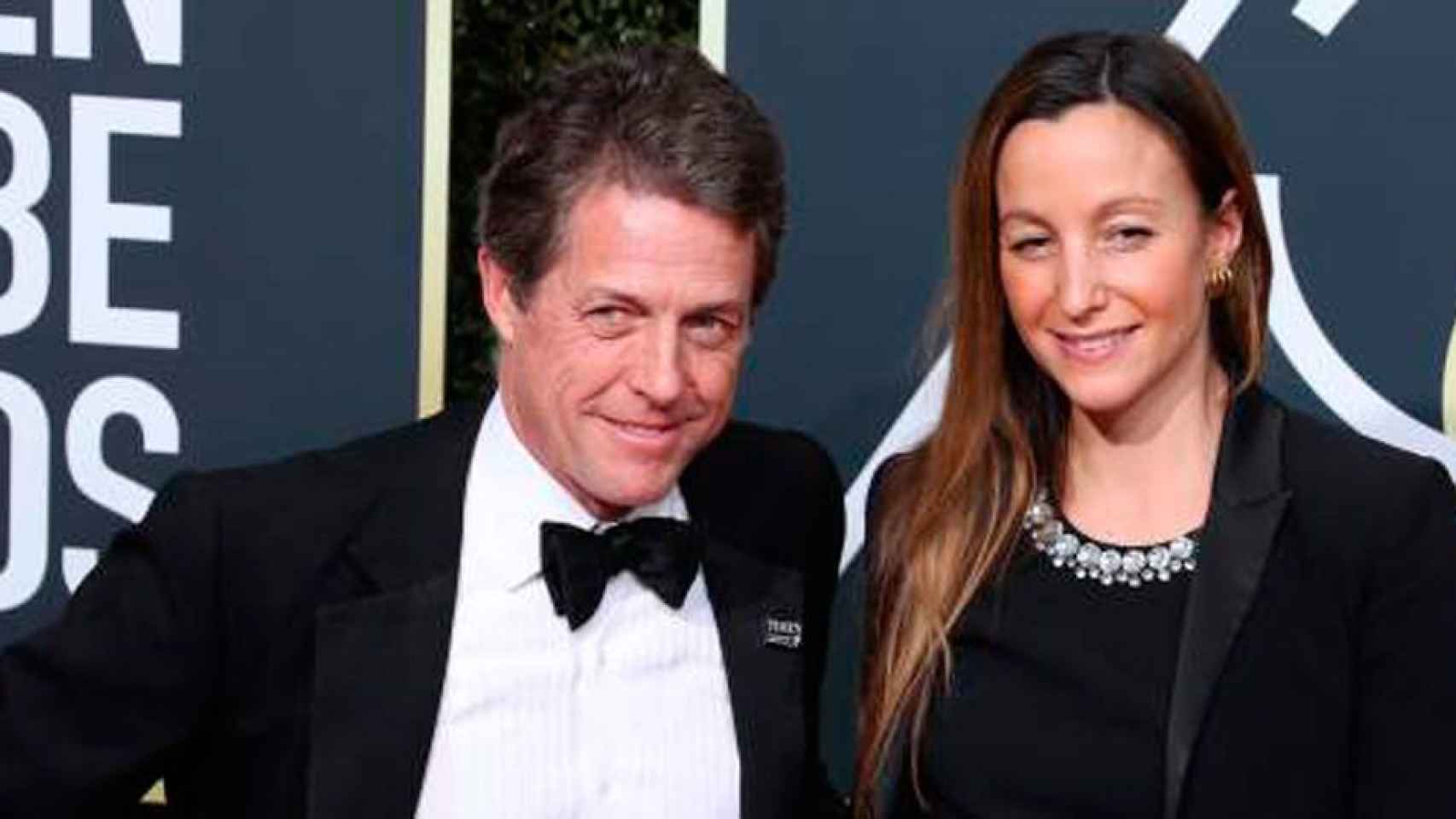 Hugh Grant junto a su mujer, Anna Eberstein, en los Globos de Oro / EFE