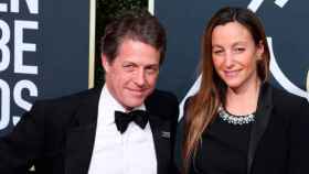 Hugh Grant junto a su mujer, Anna Eberstein, en los Globos de Oro / EFE