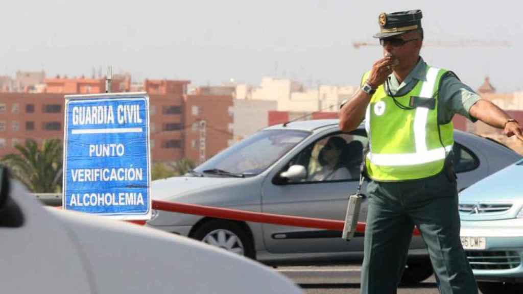 Un agente efectúa un control de alcohol y drogas / EFE