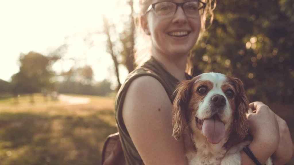 Dueña feliz tras haber encontrado a su perro / Sam Manns en UNSPLASH