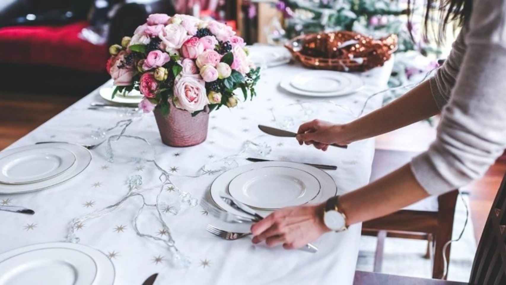 Preparando la mesa de Navidad para recibir a la familia / Kaboompics en PIXABAY