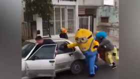 Un Spiderman, un minion y varios payasos empujan un coche / TWITTER