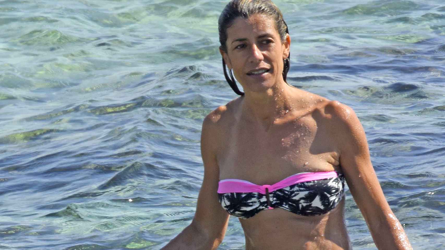 Begoña Gómez se relaja en las playas de Almería pese a la crisis del coronavirus / AGENCIAS