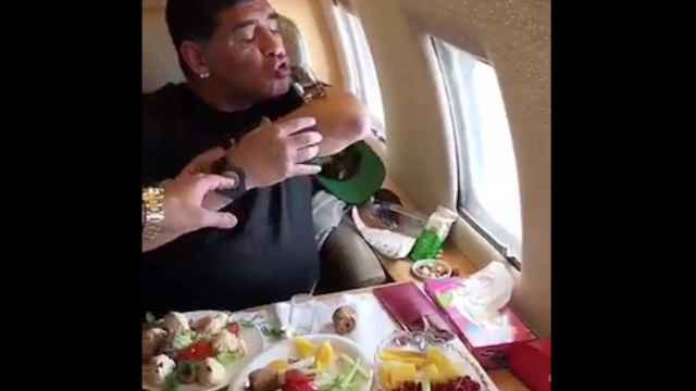 Maradona se bebe un chupito cerca de una sospechosa bolsa de 'sal' / Twitter