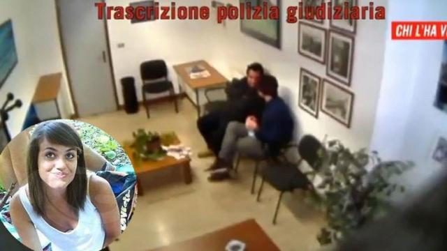 Los dos acusados mientras hablan en la sala de espera policial