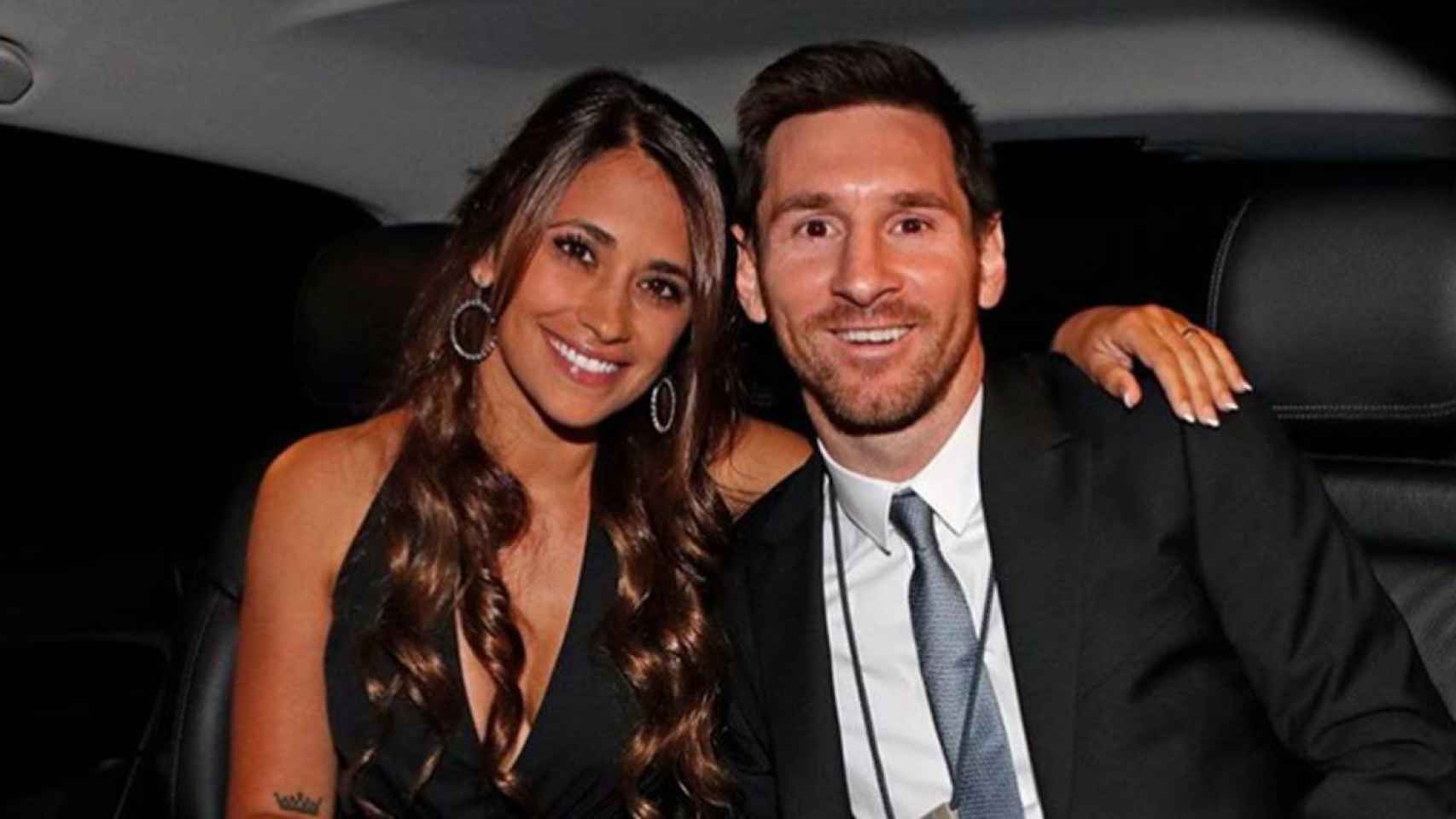 Antonella Roccuzzo y Leo Messi de camino a una gala en el coche