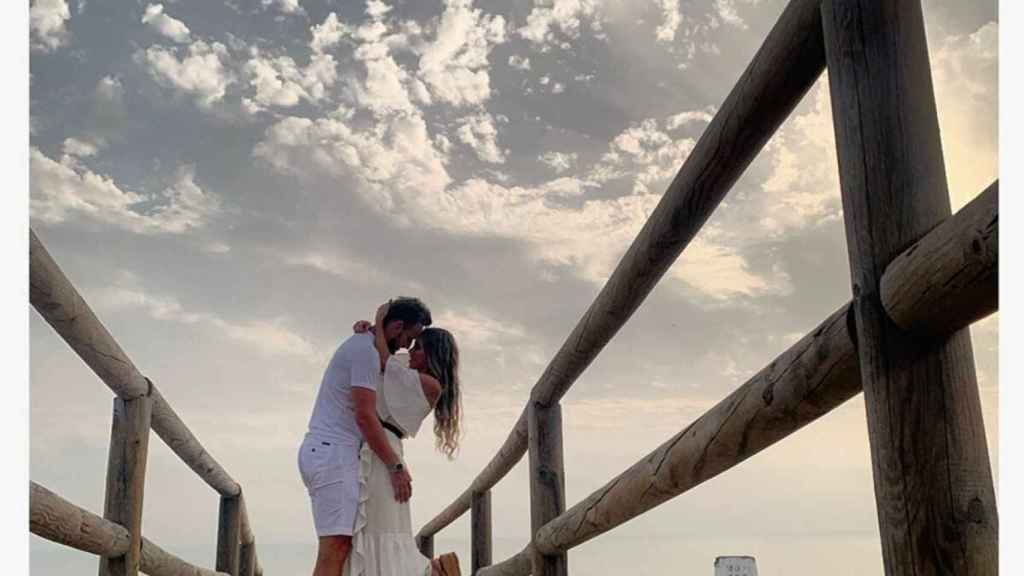 Raquel Mauri e Iván Rakitic pasean su amor por la playa