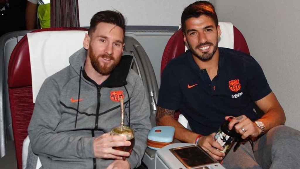 Leo Messi y Luis Suárez toman mate en un desplazamiento del Barça / EFE