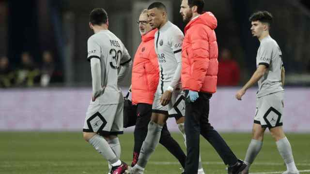 Mbappé, lesionado, se retira del campo del Montpellier / EFE