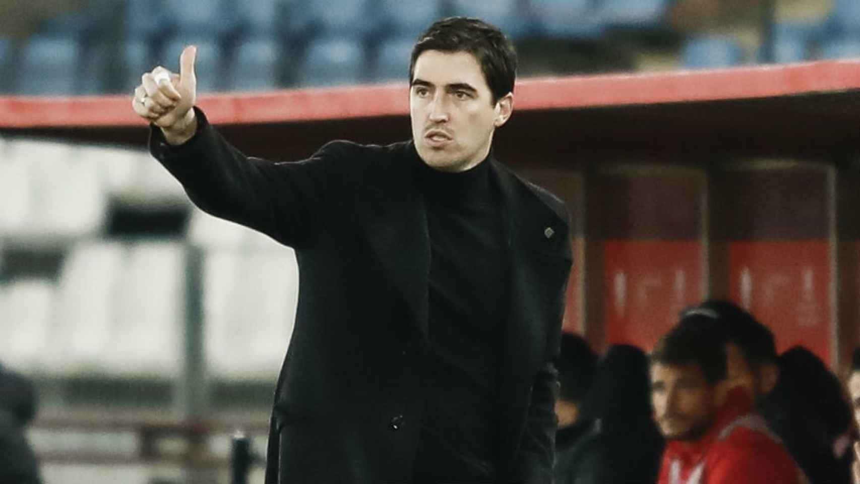 Andoni Iraola dirigiendo al Rayo en Vallecas / EFE