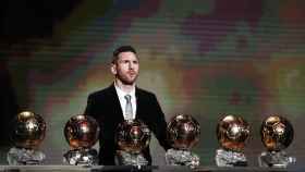 Messi recibiendo su sexto Balón de Oro / EFE