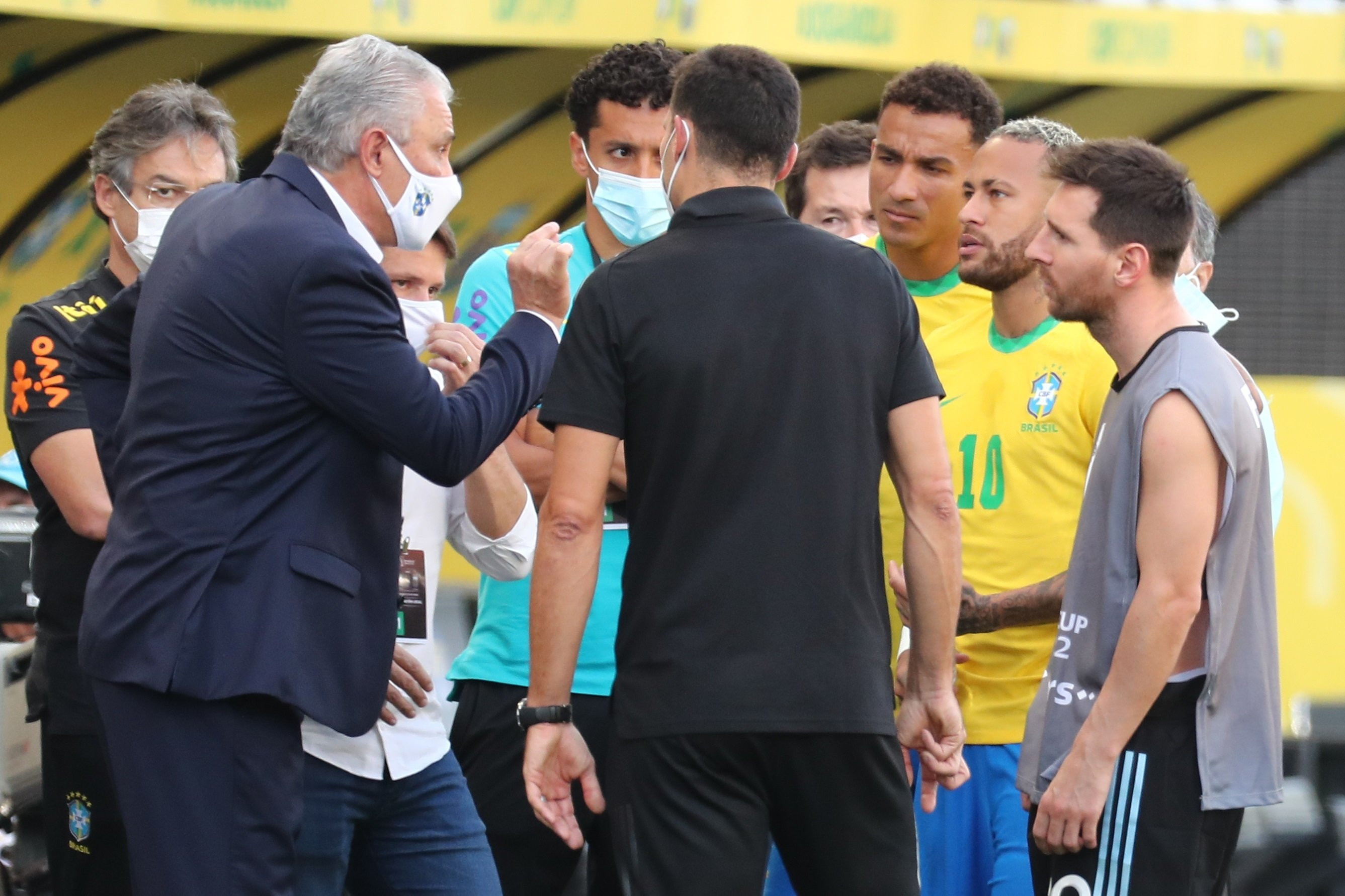 Messi y Neymar hablando con Tite / EFE