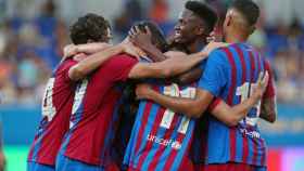 Varios canteranos del Barça se abrazan tras uno de los goles contra el Nàstic, en pretemporada / FCB