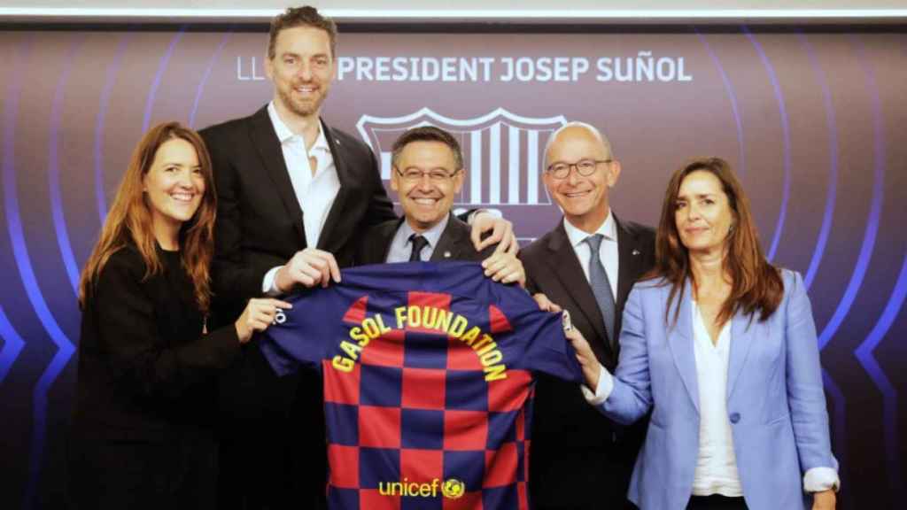 Pau Gasol con Bartomeu y Cardoner en el Camp Nou / FCB