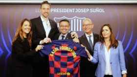 Pau Gasol con Bartomeu y Cardoner en el Camp Nou / FCB