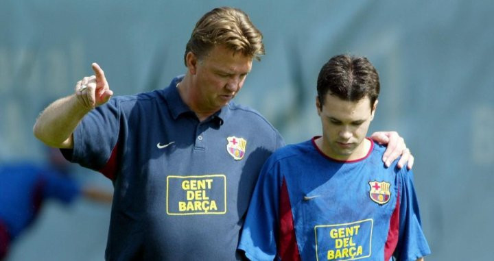 Louis Van Gaal durante su etapa como técnico del Barça, junto a un jovencísimo Andrés Iniesta / Redes