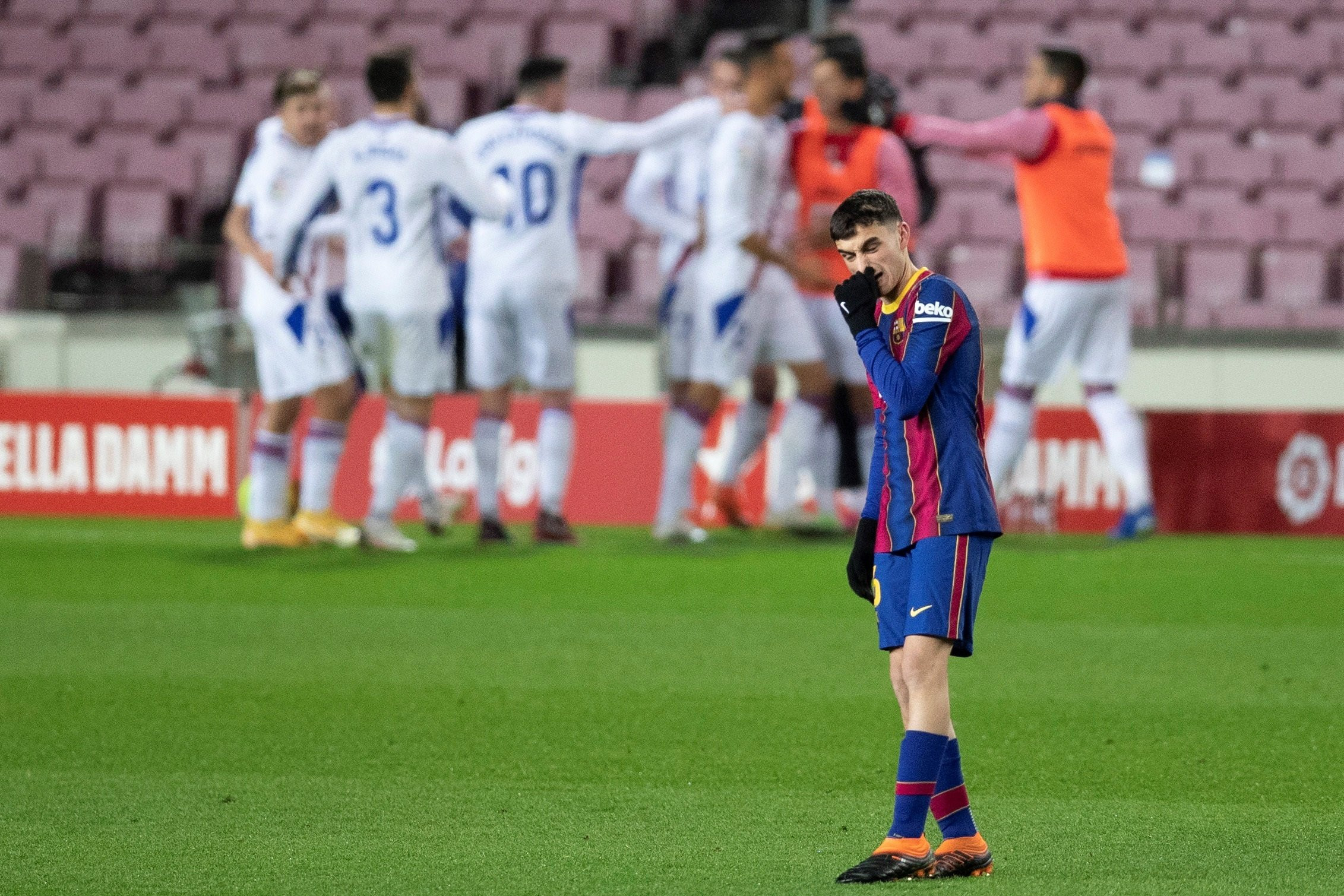 Pedri, lamentando el empate contra el Eibar | EFE