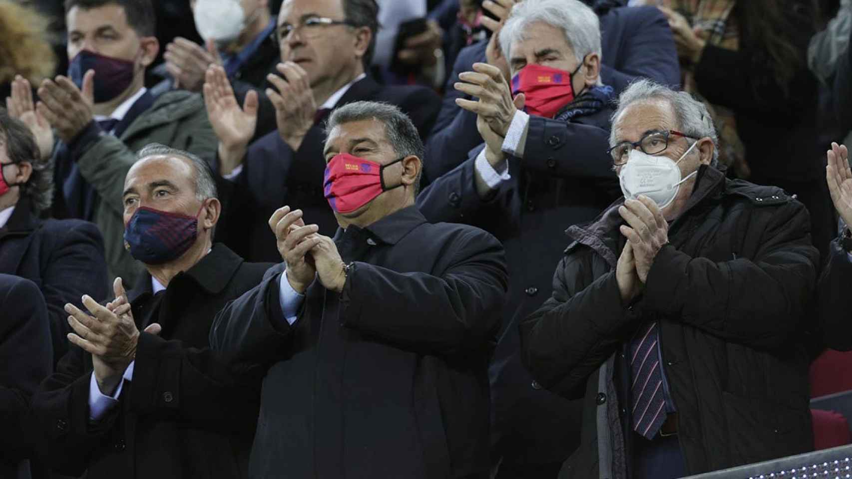 Joan Laporta, Rafa Yuste y Antonio Escudero en el Barça-Osasuna del Camp Nou / EFE